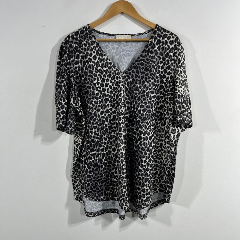 Suzanne Betro Womens 1X Leopard Print V-Neck Top Casual Animal Chic Lightweight